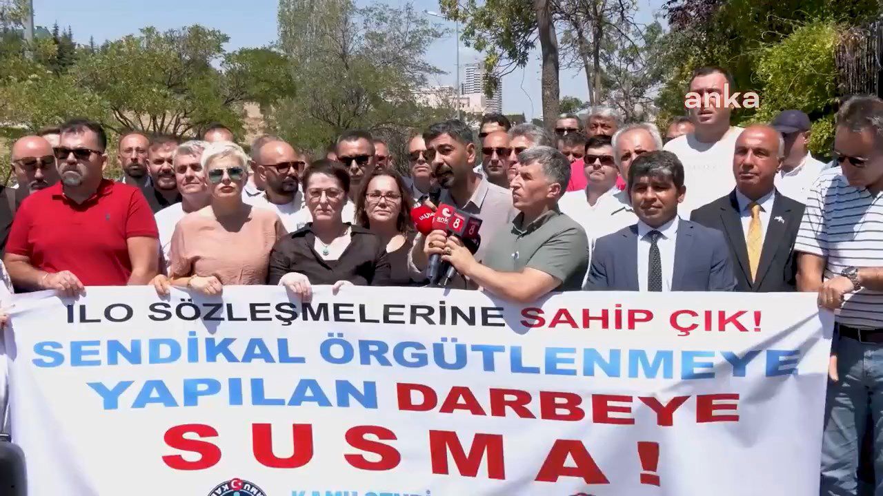 Kamu sendikaları platformu, yüzde 1 barajının kaldırılması talebiyle Ankara'daki ILO Ofisi önünde basın açıklaması gerçekleştirdi